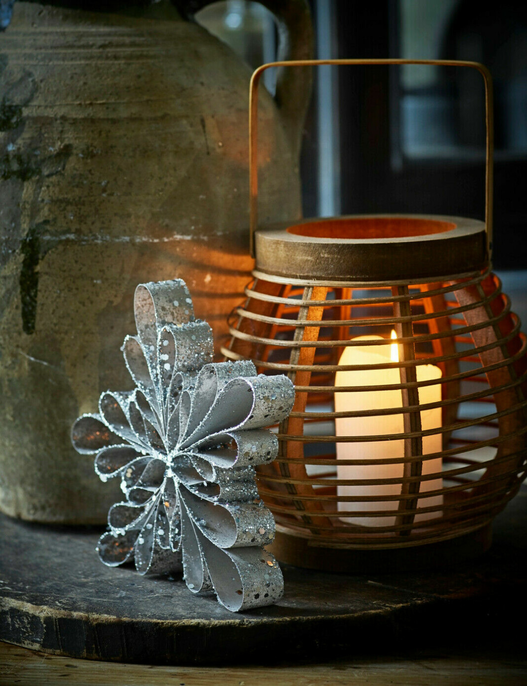 I tekniken quilling kan du göra silvergnistrande stjärnor som förgyller julhemmet, men som även ger feststämning till nyårsdukningen.