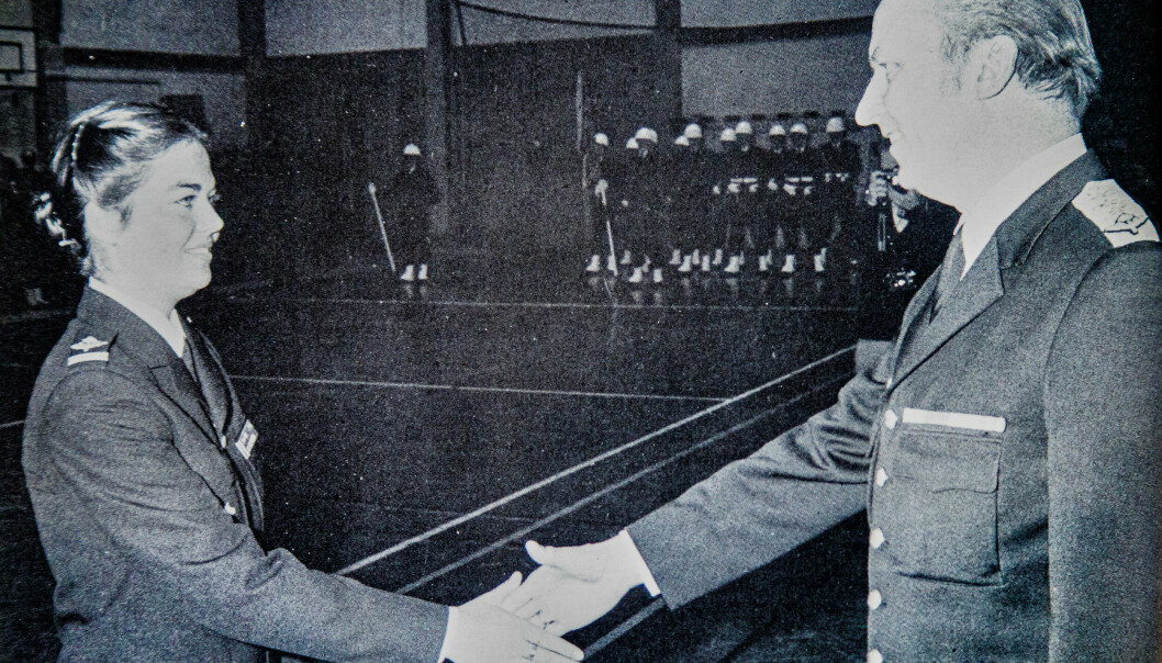 Året är 1982 och Tina tar examen som Sveriges första kvinnliga officer och skakar hand med chefen för flygvapnet, generallöjtnant Sven-Olof Ohlsson. Året är 1982 och Tina tar examen som Sveriges första kvinnliga officer och skakar hand med chefen för flygvapnet, generallöjtnant Sven-Olof Ohlsson.