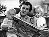 ARKIV 1966. Astrid Lindgren läser för barnbarnen Annika och Anders. Foto: Ove Wallin.