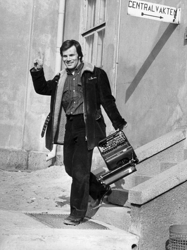Jan Guillou muckar från Långholmens fängelse efter att ha avtjänat sitt straff för spioneri. Jan Guillou muckar från Långholmens fängelse efter att ha avtjänat sitt straff för spioneri.