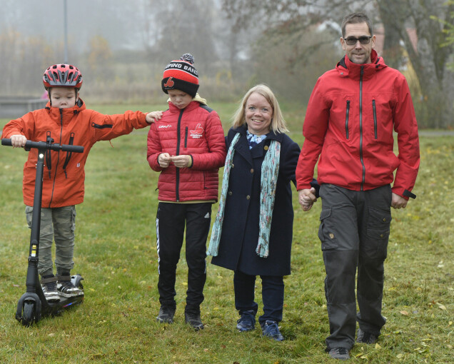 Familjen Axengren på promenad, fr v: Erik, Oskar, Jennie och Jonas. Familjen Axengren på promenad, fr v: Erik, Oskar, Jennie och Jonas.