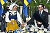 Prins Daniel håller kärleksfullt sin prinsessa i handen vid det traditionsenliga nationaldagsfirandet på Skansen.