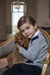 Familjens hund Rio uppvaktar lillhusse prins Oscar på hans födelsedag.