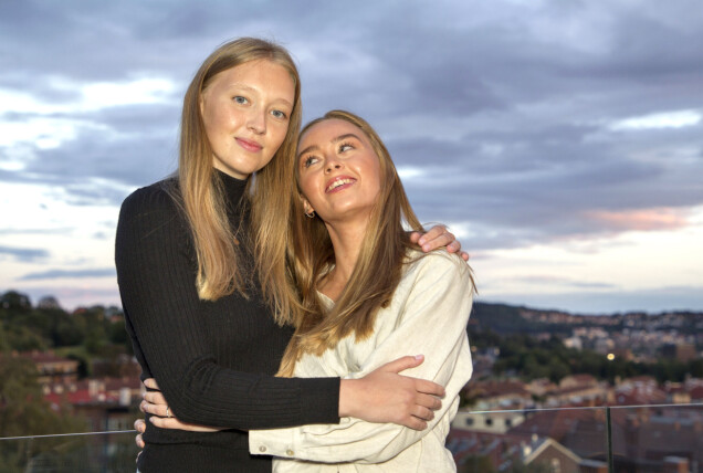 Emma med sin storasyster Malene. Emma med sin storasyster Malene.