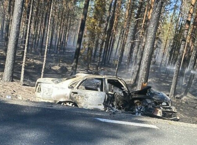Det var torrt i markerna när Oskar körde av vägen och både bilen och omgivningen fattade eld. Det var torrt i markerna när Oskar körde av vägen och både bilen och omgivningen fattade eld.