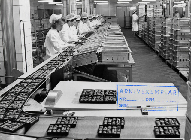 Pralinproduktion i fabriken i Sundbyberg 1964. Pralinproduktion i fabriken i Sundbyberg 1964.