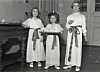 Haga 1943: Prinsessan Birgitta, 6, prinsessan Désirée, 5, och prinsessan Margaretha, 9, redo med kaffebrickan.