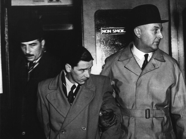 Timothy Evans och fru flyttade in på Rillington Place. Han skulle senare hängas misstänkt för morden på sin fru och dotter. Timothy Evans och fru flyttade in på Rillington Place. Han skulle senare hängas misstänkt för morden på sin fru och dotter.