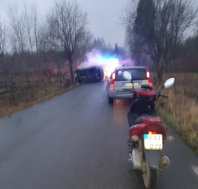 Celines bil hamnade på sidan med passagerarsidan ner mot marken. Celines bil hamnade på sidan med passagerarsidan ner mot marken.