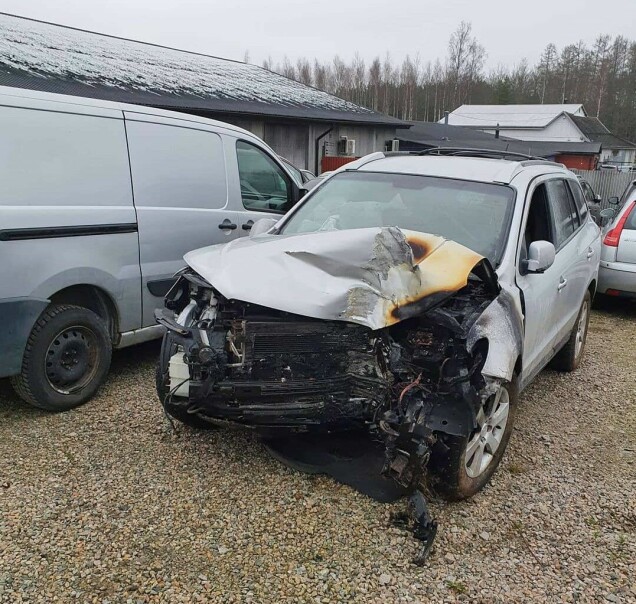 På grund av att framskärmen tryckts ihop mot trädet gick förardörren inte att öppna. På grund av att framskärmen tryckts ihop mot trädet gick förardörren inte att öppna.