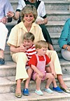 Prinsessan Diana tillsammans med sina söner, prins William och prins Harry.
