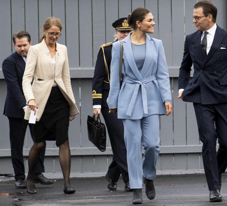 Det är inte så ofta adjutanterna fastnar på bild. Men här (i mitten) ser du en glimt av den som hade ”jouren” i oktober – och som då flyttade in i adjutantbostaden på Haga. Det är inte så ofta adjutanterna fastnar på bild. Men här (i mitten) ser du en glimt av den som hade ”jouren” i oktober – och som då flyttade in i adjutantbostaden på Haga.