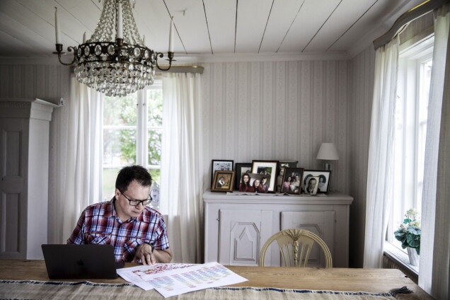 Peter Sjönd ägnar sig åt 'inre spaning' hemma vid matbordet. Peter Sjönd ägnar sig åt 'inre spaning' hemma vid matbordet.