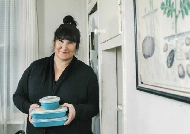 En av Rebeccas rutiner innebär att göra matlådor till Elly, som inte äter vad som helst. En av Rebeccas rutiner innebär att göra matlådor till Elly, som inte äter vad som helst.