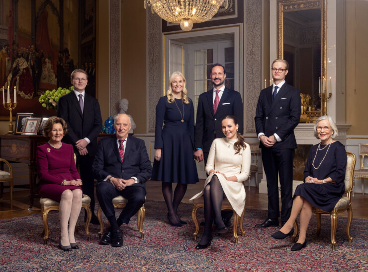 Ingrid Alexandra omgiven av hela familjen. Ingrid Alexandra omgiven av hela familjen.