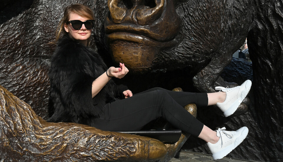 Anna Sorokin är ute ur fängelse sedan våren 2021. Här poserar hon för en fotograf i New York. Anna Sorokin är ute ur fängelse sedan våren 2021. Här poserar hon för en fotograf i New York.