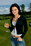 Under Spy Bars golf event 2005 valde hon ett par tidstypiska low cut-jeans med en underbar flipptelefon i linningen!