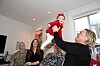 Zoe får en flygtur med mormor Heléne.