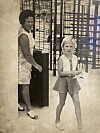 Mormor Gunvor och barnbarnet Heléne under en resa till Spanien på 1970-talet.