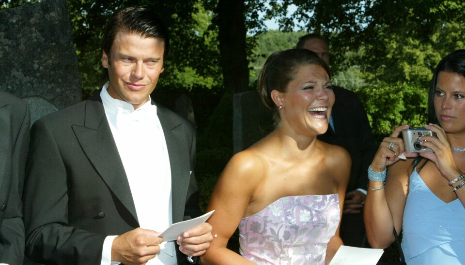 Victoria och Daniel fångade på bild under ett bröllop sommaren 2003. Victoria och Daniel fångade på bild under ett bröllop sommaren 2003.