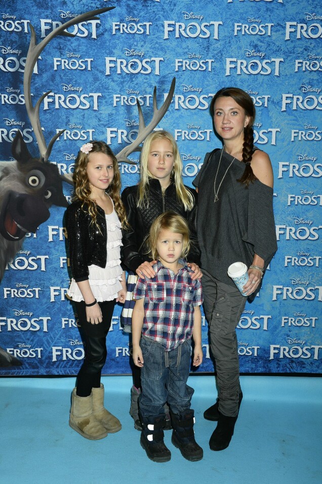 Camilla Läckberg med dottern Meja, sonen Charlie och Martin Melins dotter Fanny på premiären av Frost i Stockholm, 2014. Camilla Läckberg med dottern Meja, sonen Charlie och Martin Melins dotter Fanny på premiären av Frost i Stockholm, 2014.