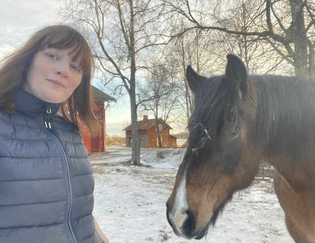 Hemma på familjegården i Dalarna tar Karin hand om pensionerade travhästar. Hemma på familjegården i Dalarna tar Karin hand om pensionerade travhästar.
