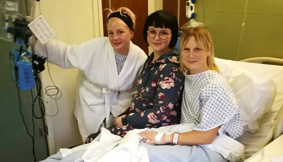 Karin tillsammans med Lina Olofsson och Ilina Andersson, två av de andra svenskorna som sökt sig till London samtidigt för behandling. Karin tillsammans med Lina Olofsson och Ilina Andersson, två av de andra svenskorna som sökt sig till London samtidigt för behandling.