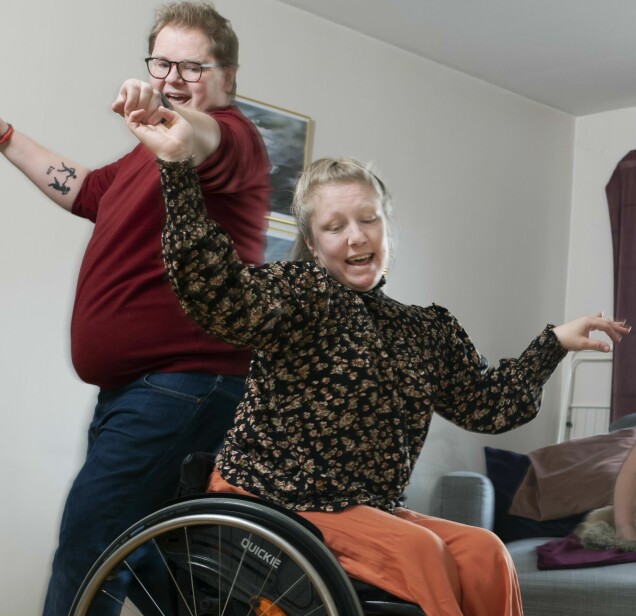 Zanna Petersson tar en svängom med kompisen Peter Magnusson. Zanna Petersson tar en svängom med kompisen Peter Magnusson.