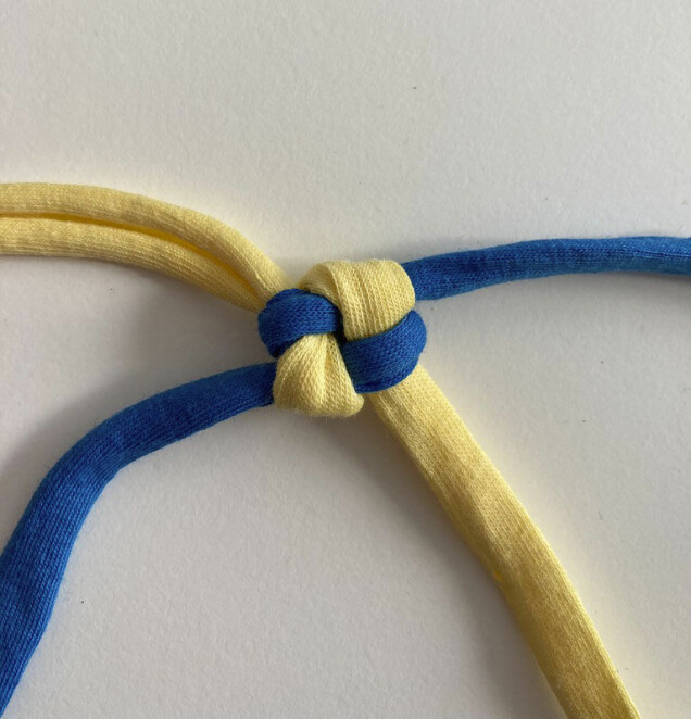 Dra åt ändarna och din vänskapsknop är klar. Dra åt ändarna och din vänskapsknop är klar.