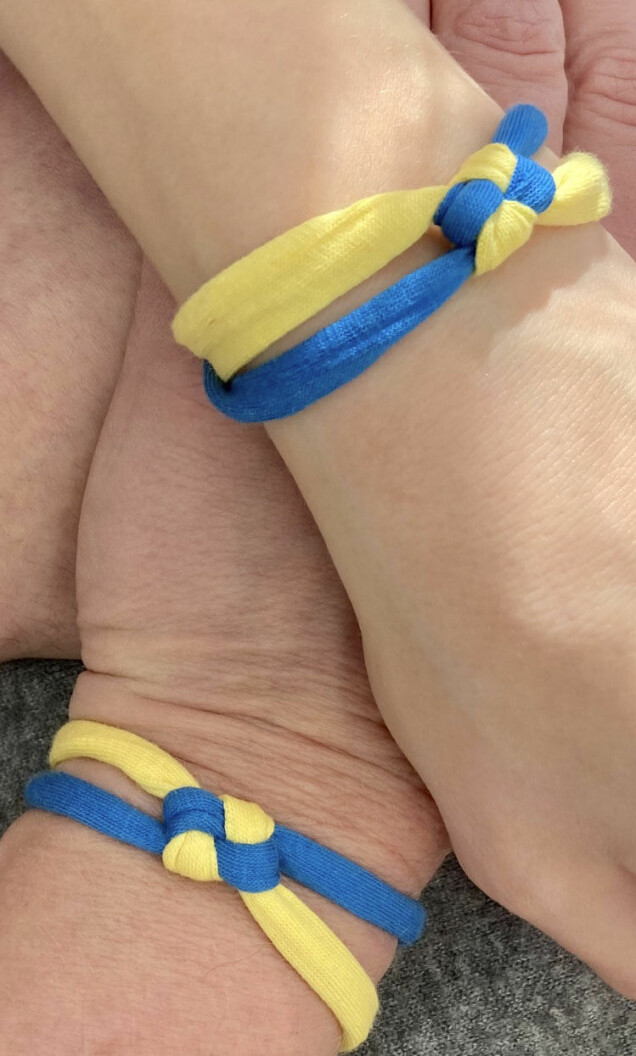 Bär ett vänskapsband för alla familjer i nöd i Ukraina. Bär ett vänskapsband för alla familjer i nöd i Ukraina.