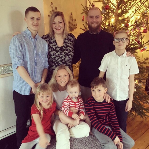 Familjen Bernhardsson i Kalmar består av sex barn och två föräldrar. Familjen Bernhardsson i Kalmar består av sex barn och två föräldrar.