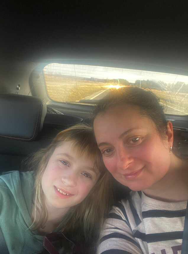 Lara och Maria Zhytna i bilen på väg genom Polen till Sverige under tisdagen. Lara och Maria Zhytna i bilen på väg genom Polen till Sverige under tisdagen.