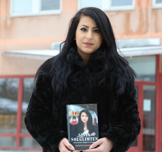 Shewin Hamadbag med din bok Sista solglimten. Shewin Hamadbag med din bok Sista solglimten.