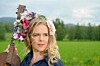 – I jobbiga tider med sjukdomar och krig hoppas jag kunna förmedla styrka, hopp och glädje med min musik, säger Sofia Karlsson.