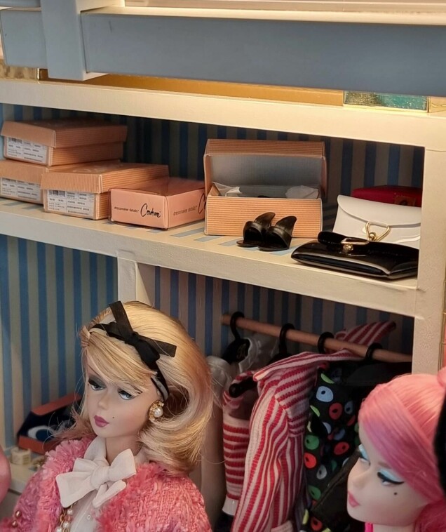 Sandra har tillverkat både skolådor och shoppingkassar till sina Barbiedockor. Sandra har tillverkat både skolådor och shoppingkassar till sina Barbiedockor.