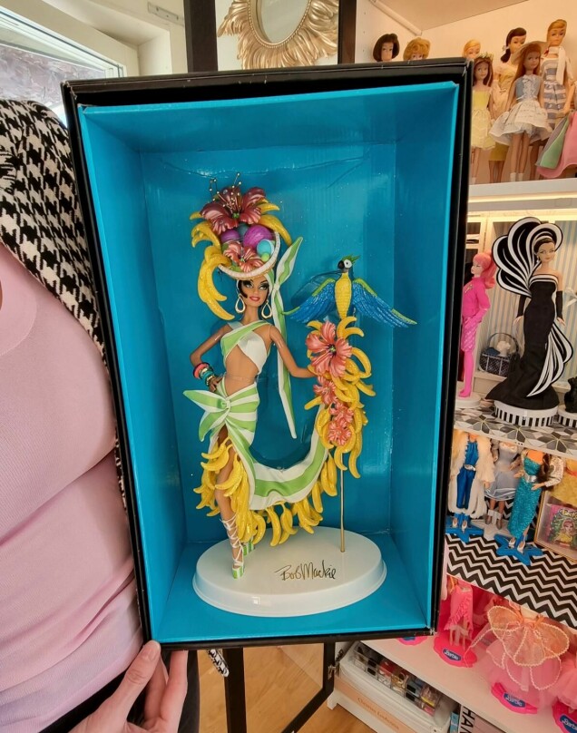 Sandra samlar på Barbie och gillar särskilt designern Bob Mackies dockor. Sandra samlar på Barbie och gillar särskilt designern Bob Mackies dockor.