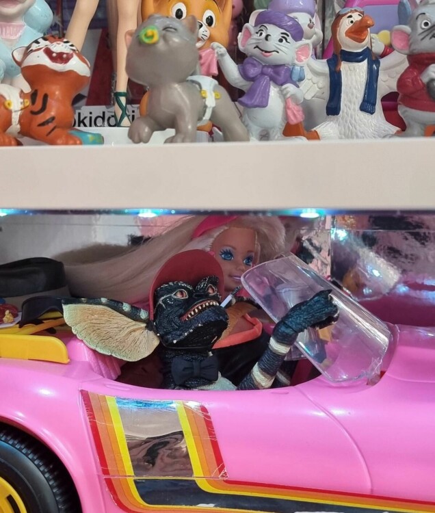 I Sandras värld samsas Gremlins med Barbies. I Sandras värld samsas Gremlins med Barbies.