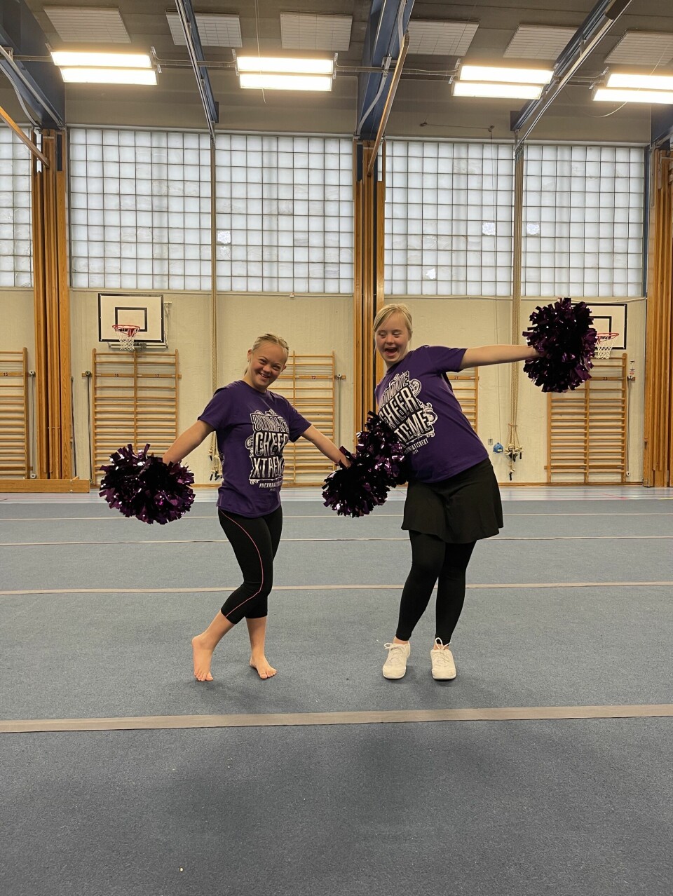 Linnea Wiklund och Cecilia Stjernfeld med pompoms i full gång. Linnea Wiklund och Cecilia Stjernfeld med pompoms i full gång.