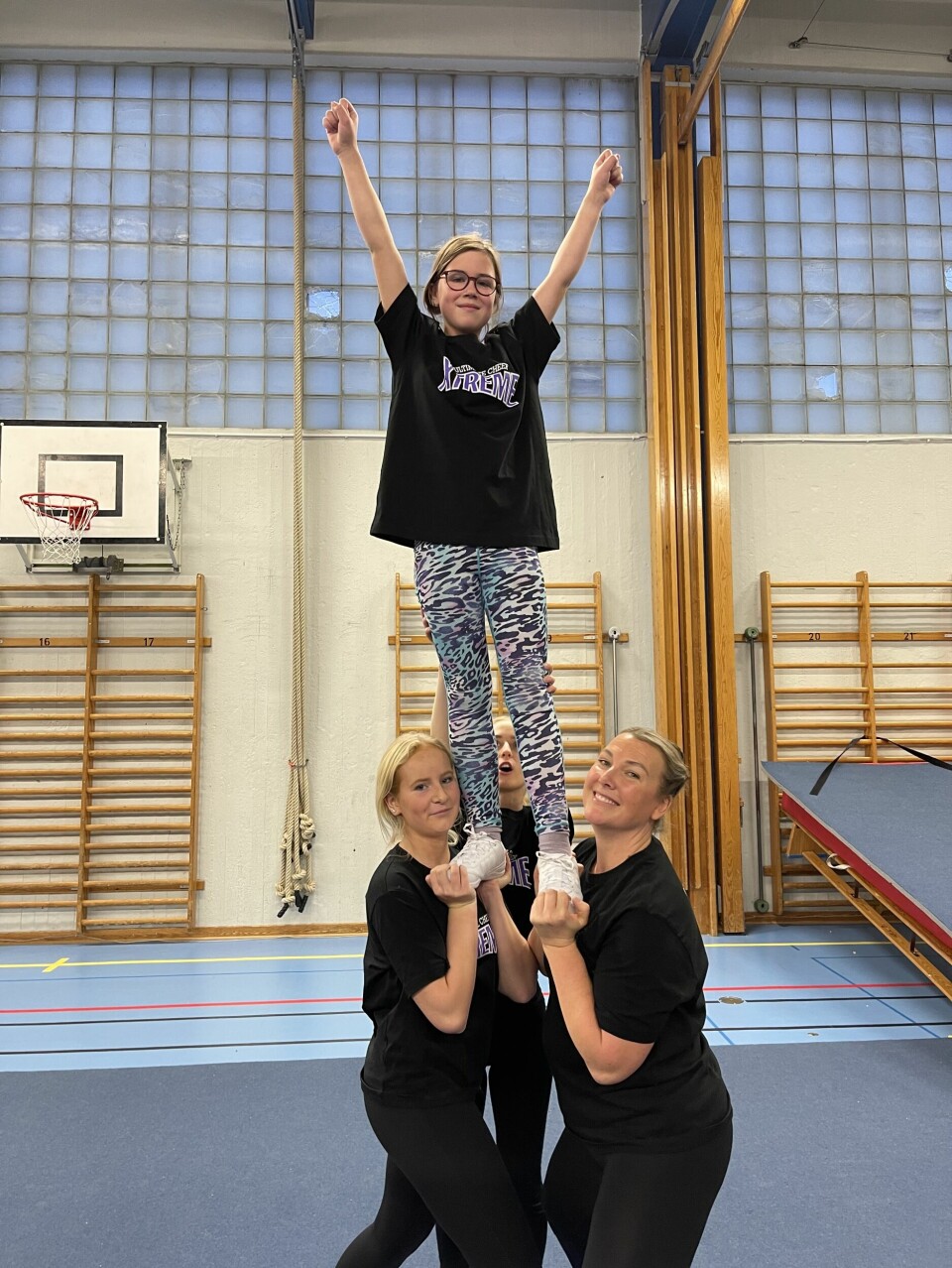 Pyramid med coacherna Clara Holmgren och Cajsa Correa i botten, i toppen Charlotte Hök. Pyramid med coacherna Clara Holmgren och Cajsa Correa i botten, i toppen Charlotte Hök.