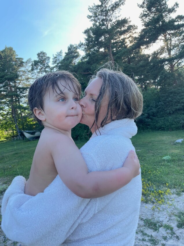 Med sonsonen Harry efter ett dopp på Gotland i somras. Med sonsonen Harry efter ett dopp på Gotland i somras.
