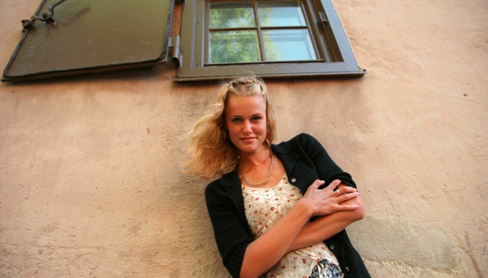 Sara Alström var 21 när hon hoppade av Rederiet och ersatte Petra Hultgren i Vänner och fiender. Sara Alström var 21 när hon hoppade av Rederiet och ersatte Petra Hultgren i Vänner och fiender.