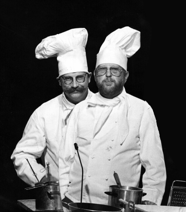 Sven Melander och hans högt aktade parhäst Åke Cato i en av flera paradroller som Werner och Werner i Nöjesmassakern. Sven Melander och hans högt aktade parhäst Åke Cato i en av flera paradroller som Werner och Werner i Nöjesmassakern.