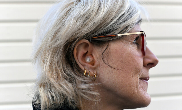 Carola använder hörselpropp för att lindra sin tinnitus. Carola använder hörselpropp för att lindra sin tinnitus.