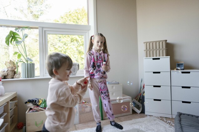 Conor och Valeriia har funnit varandra och lär sig varandras språk. Conor och Valeriia har funnit varandra och lär sig varandras språk.