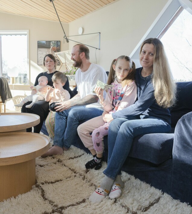 Valeriia har börjat i skolan medan Anna väntar på att få börja plugga svenska. Valeriia har börjat i skolan medan Anna väntar på att få börja plugga svenska.