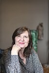 Journalisten och författaren Nina van den Brink har själv erfarenhet från städyrket, liksom hennes mamma och mormor.