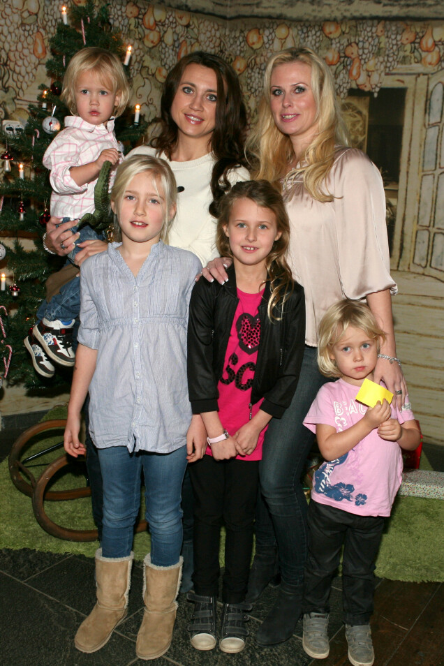 Här ser vi Camilla Läckberg tillsammans med Christina Melin och barnen Fanny, Felix, Charlie och Meja på Junibacken i Stockholm 2011. Här ser vi Camilla Läckberg tillsammans med Christina Melin och barnen Fanny, Felix, Charlie och Meja på Junibacken i Stockholm 2011.