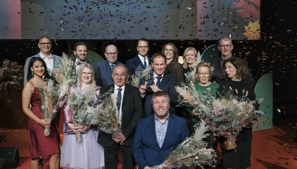 Malin Wernersson har precis fått hederspris på Samhalls Visa vägen-gala och står på scenen tillsammans med bland andra Prins Daniel och Emma Örtlund från Glada Hudikteatern. Malin Wernersson har precis fått hederspris på Samhalls Visa vägen-gala och står på scenen tillsammans med bland andra Prins Daniel och Emma Örtlund från Glada Hudikteatern.