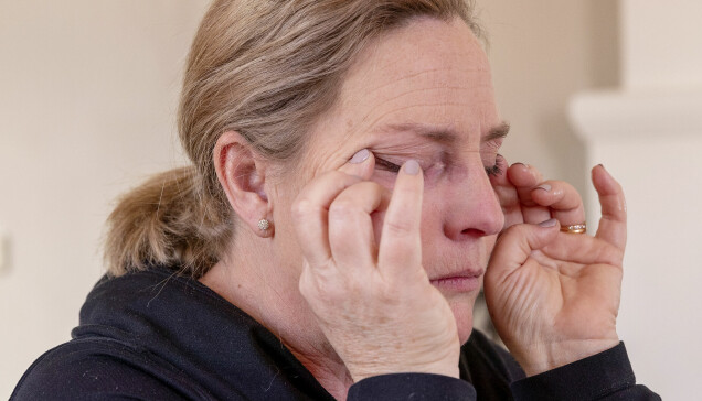 När Charlotta berättar om de smärtsamma minnena spricker hennes röst och tårarna börjar rinna. När Charlotta berättar om de smärtsamma minnena spricker hennes röst och tårarna börjar rinna.