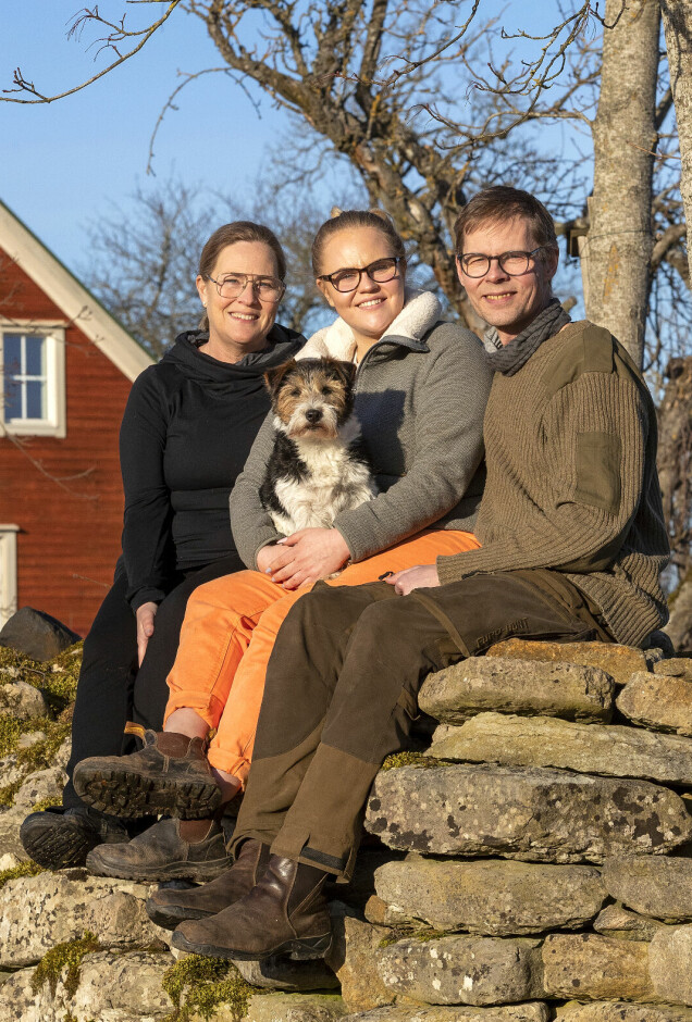 Charlotta,Vilma och Peter tillsammans med hunden Hasse. Charlotta,Vilma och Peter tillsammans med hunden Hasse.